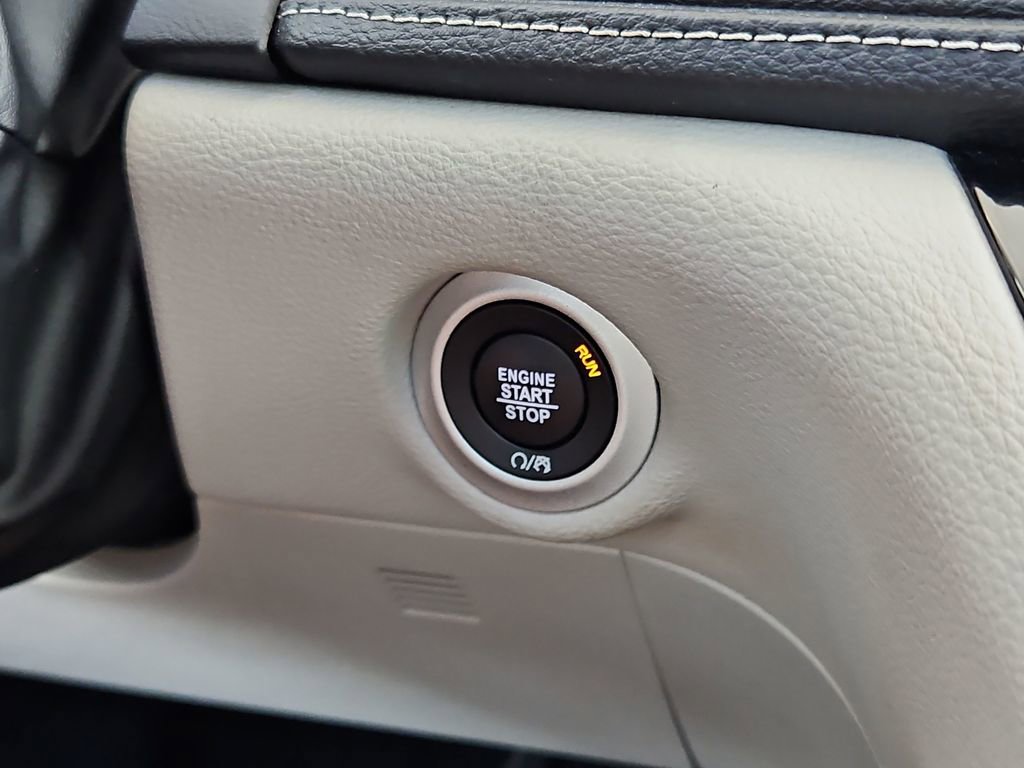 Used 2022 Chrysler Pacifica Limited image 16