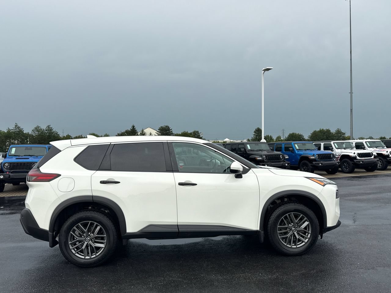 Used 2021 Nissan Rogue S FWD image 2