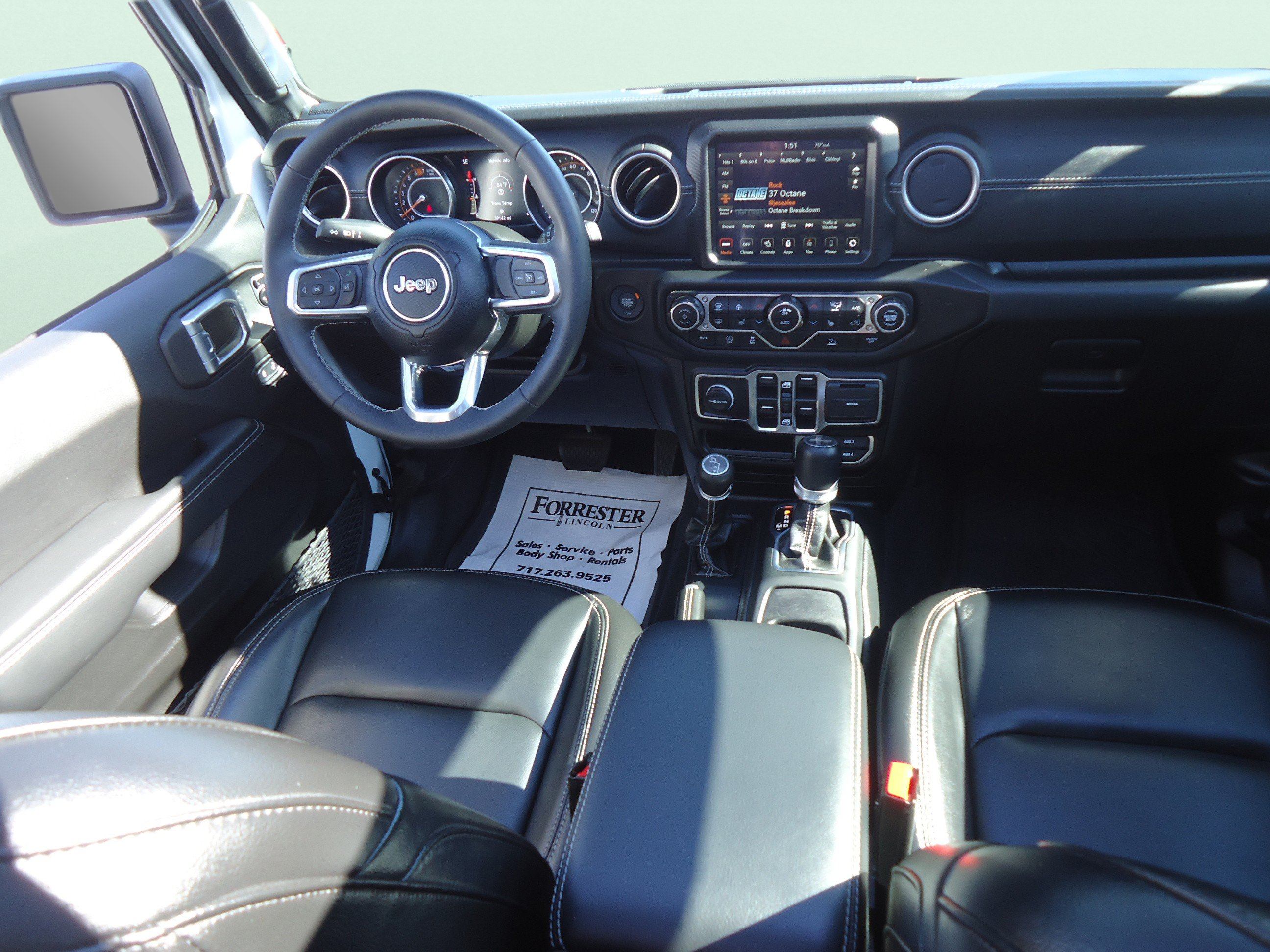 Used 2023 Jeep Wrangler Unlimited Sahara w/ LED Lighting Group AWD/4WD image 29