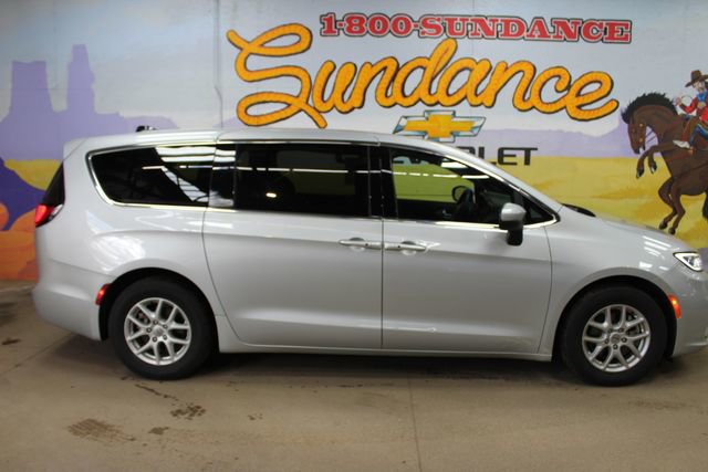 Used 2023 Chrysler Pacifica Touring FWD image 1
