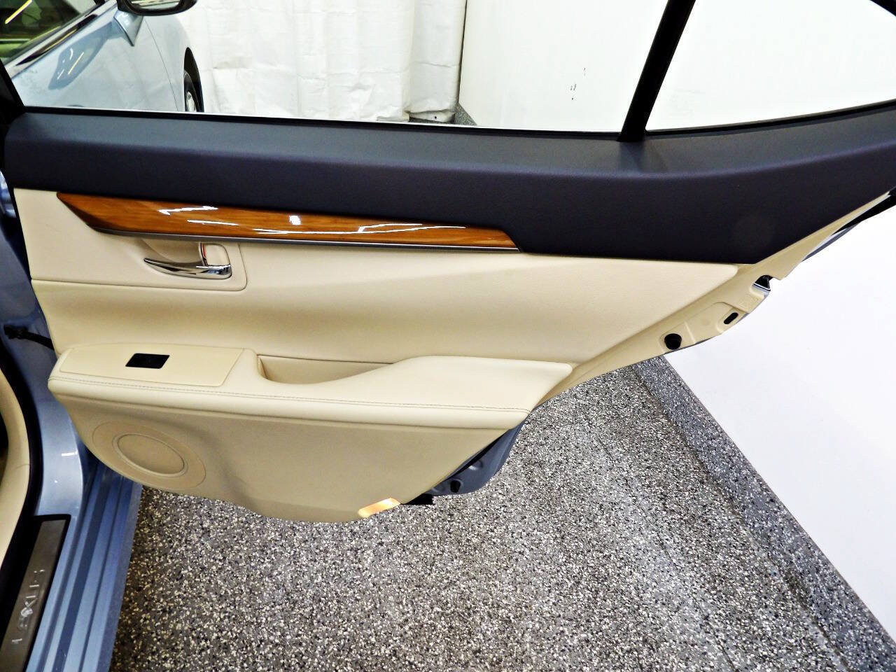 Used 2013 Lexus ES 300h w/ Luxury Pkg FWD image 12