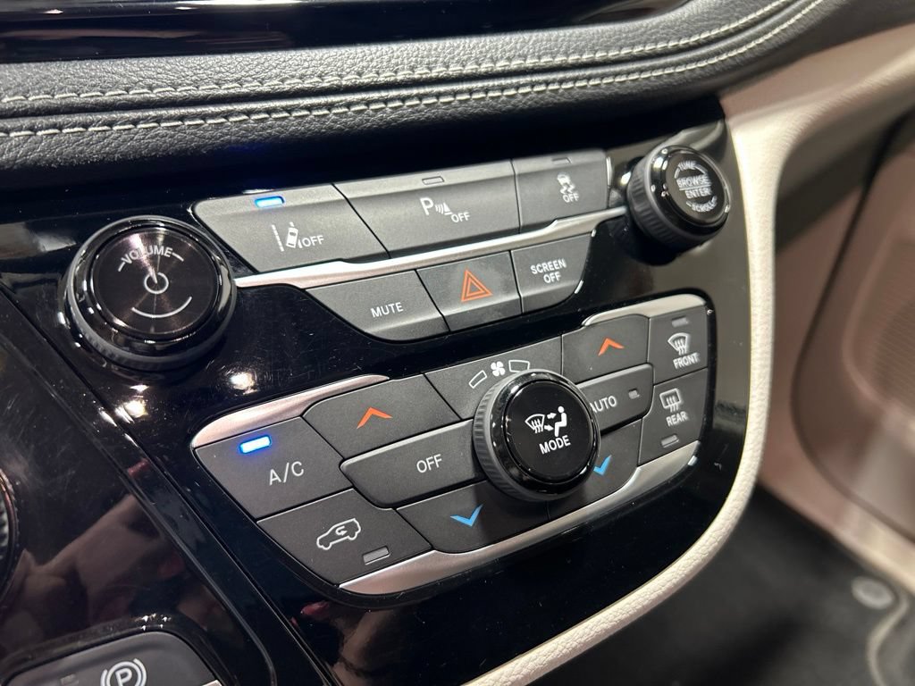 Certified 2023 Chrysler Pacifica Touring-L FWD image 37