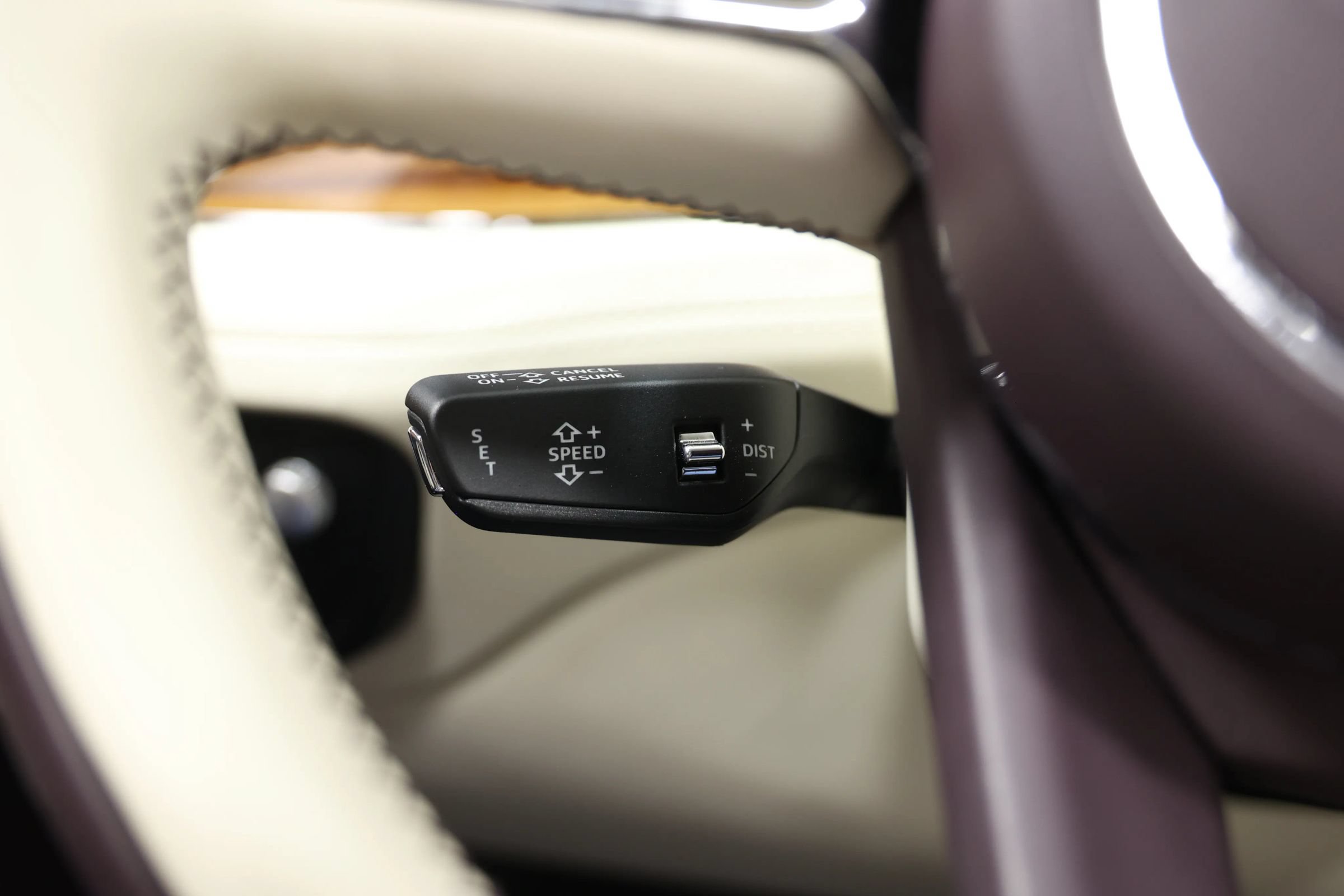 Used 2023 Bentley Bentayga Extended Wheelbase AWD/4WD image 36