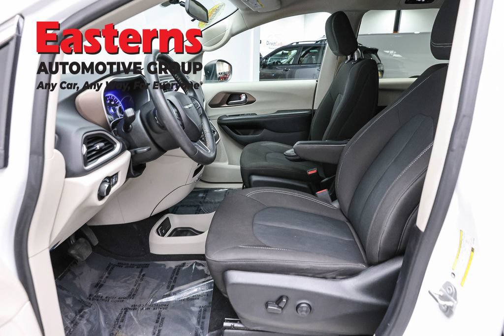 Used 2022 Chrysler Voyager LX FWD image 14
