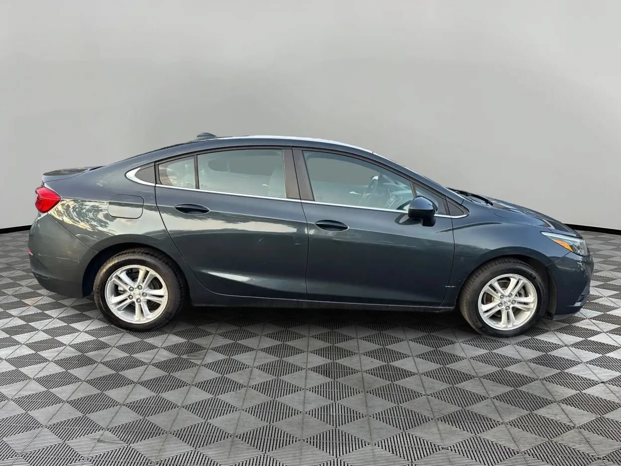 Used 2018 Chevrolet Cruze LT FWD image 4