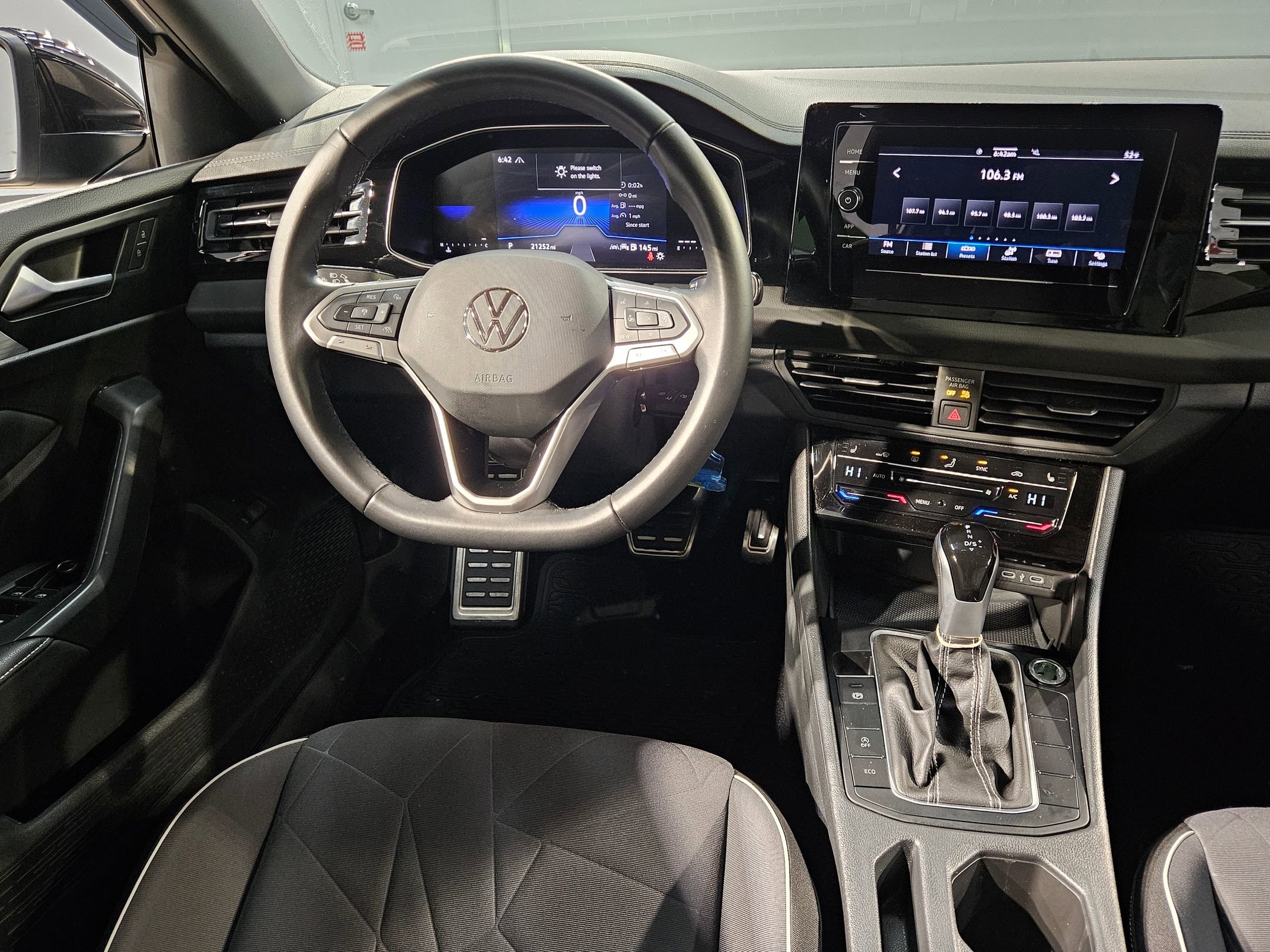 Used 2025 Volkswagen Jetta Sport image 9