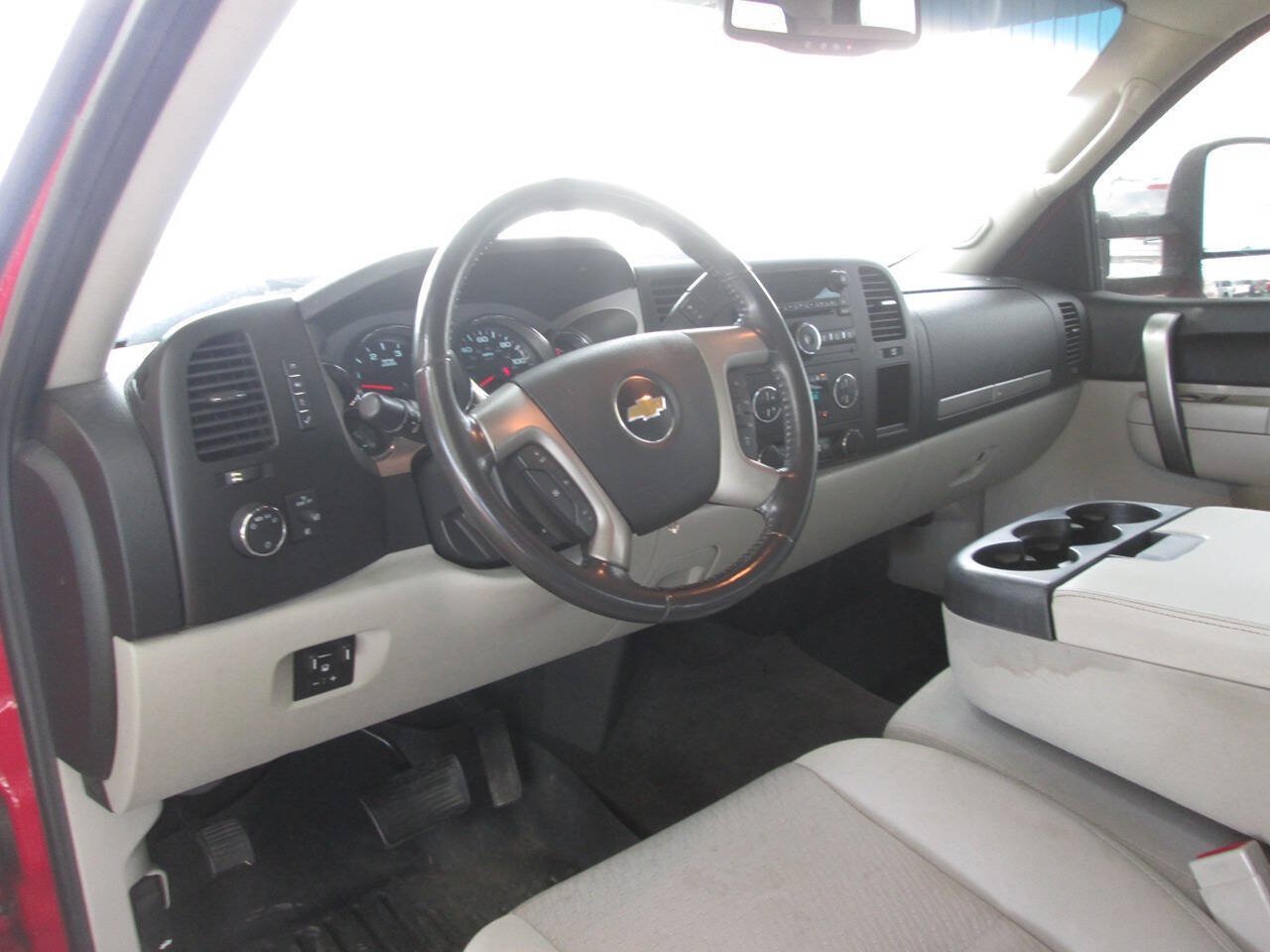 Used 2011 Chevrolet Silverado 2500 LT w/ Interior Plus Package AWD/4WD image 17