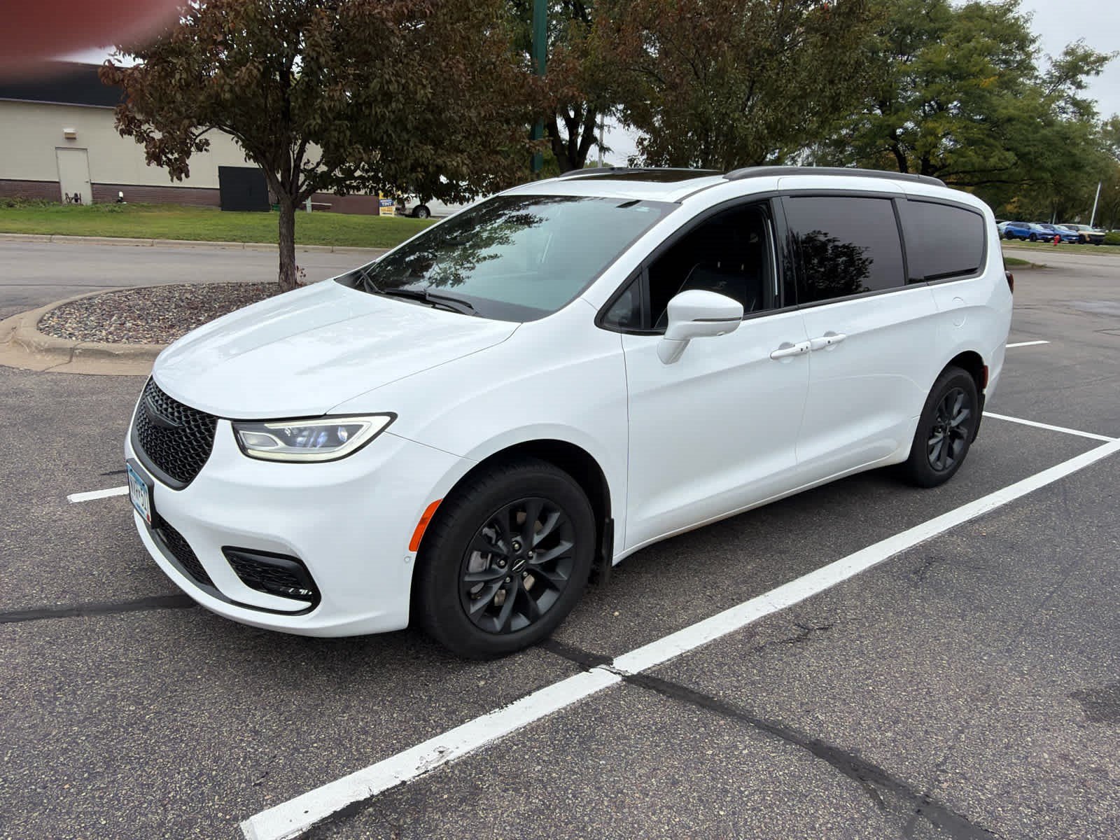 Used 2021 Chrysler Pacifica Limited w/ Uconnect Theater Family Group AWD/4WD image 2