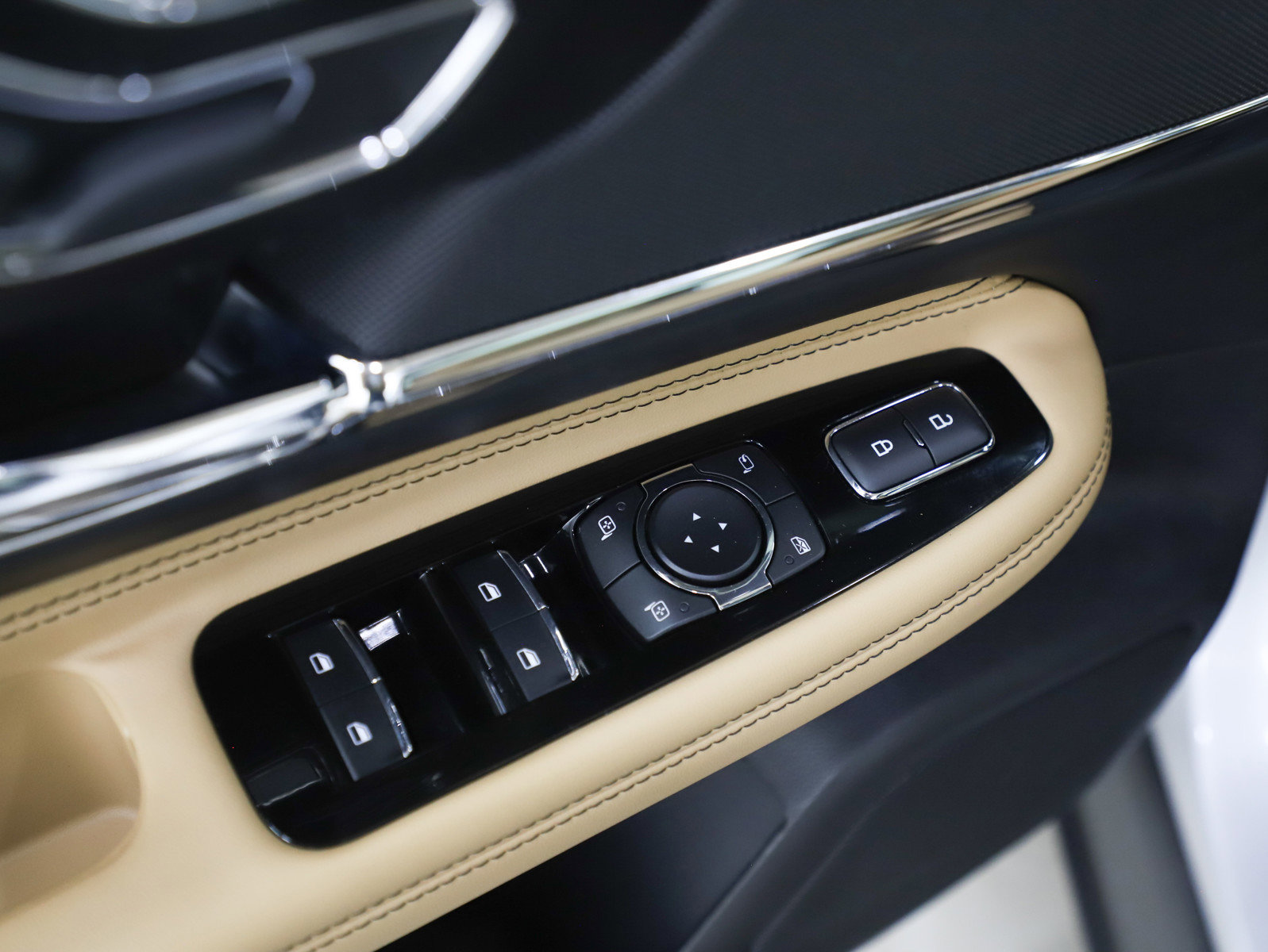 Used 2020 Lincoln Corsair Reserve image 21