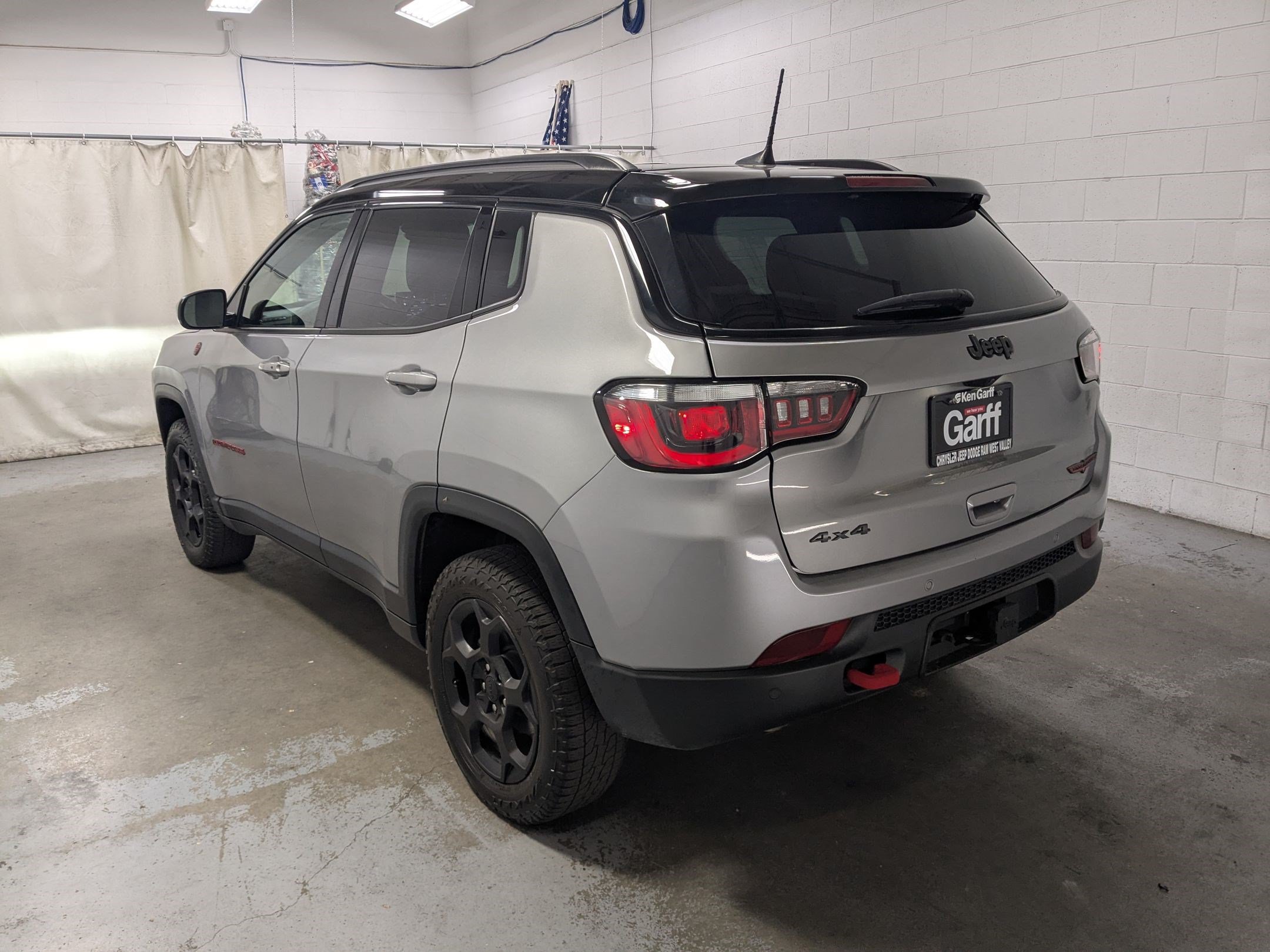 Used 2023 Jeep Compass Trailhawk w/ Trailhawk Convenience Group AWD/4WD image 9