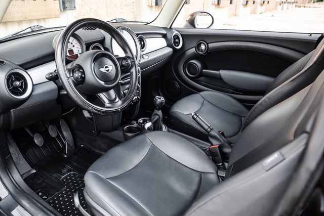 Used 2011 MINI Cooper Hardtop FWD image 2