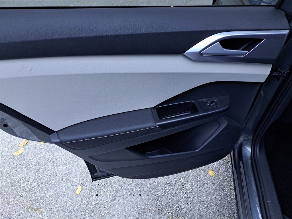 Certified 2025 Volkswagen Taos SE w/ Panoramic Sunroof Package image 17