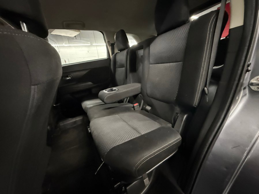 Used 2018 Mitsubishi Outlander ES image 27