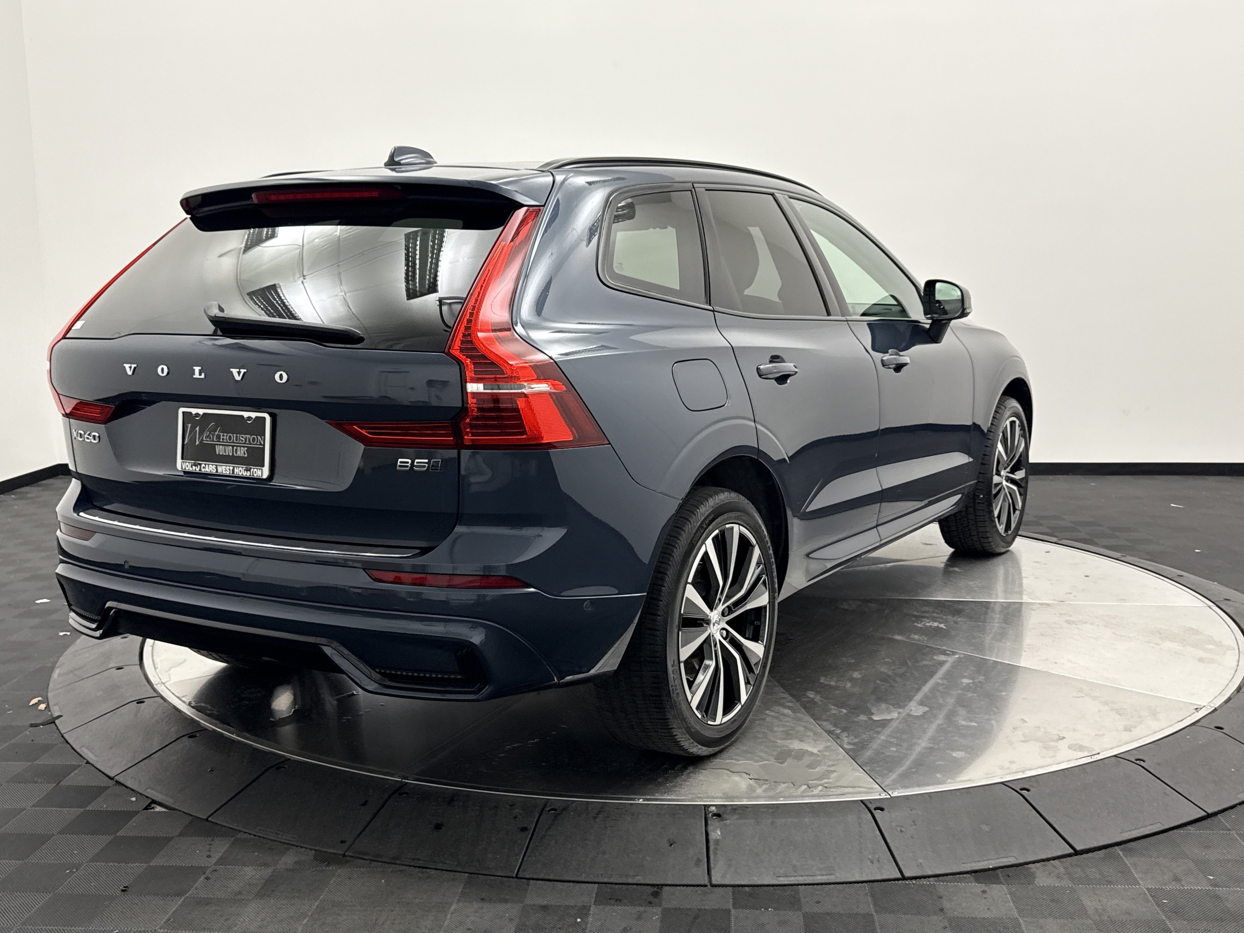 Used 2024 Volvo XC60 B5 Plus w/ Protection Package Premier AWD/4WD image 8