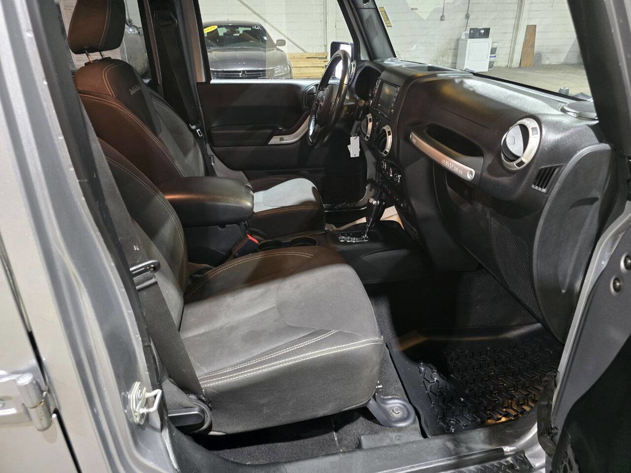 Used 2017 Jeep Wrangler Unlimited Sahara w/ Connectivity Group image 34
