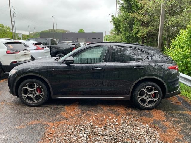 Used 2023 Alfa Romeo Stelvio Ti AWD/4WD image 2