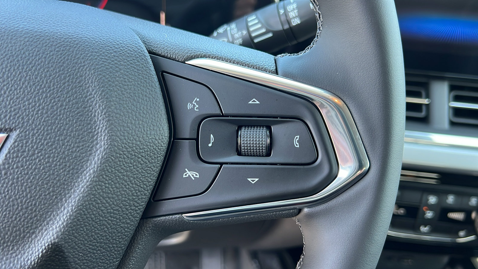 New 2025 Chevrolet Trax LT w/ Driver Confidence Package image 25