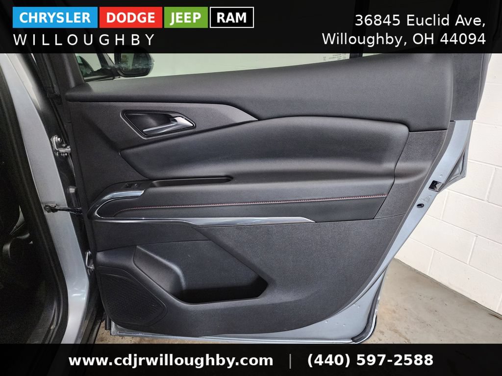 Used 2025 Chevrolet Traverse Z71 AWD/4WD image 32