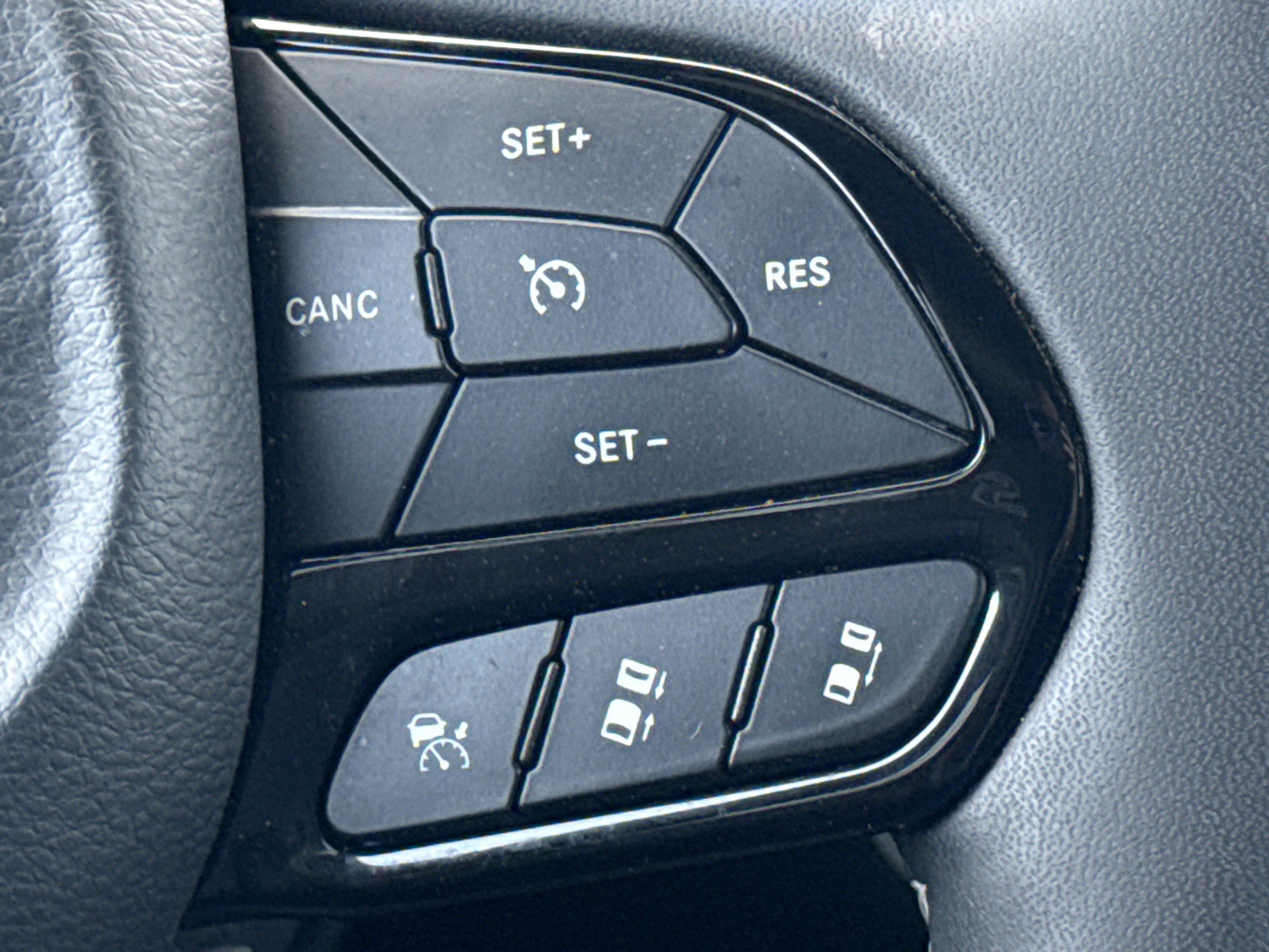 Used 2025 Chrysler Pacifica Limited FWD image 29