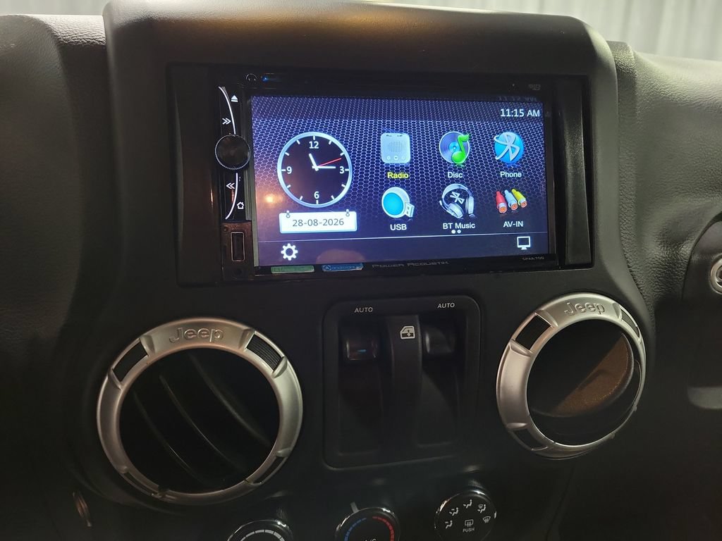 Used 2017 Jeep Wrangler Sahara w/ Connectivity Group AWD/4WD image 18