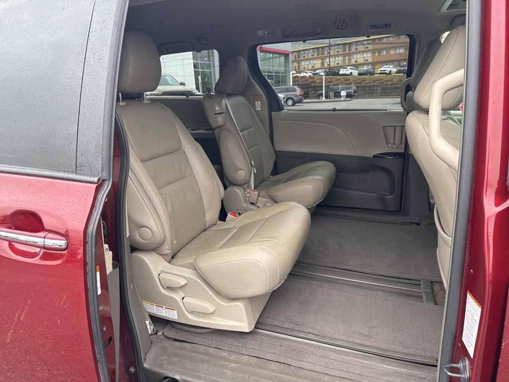 Used 2015 Toyota Sienna XLE image 6