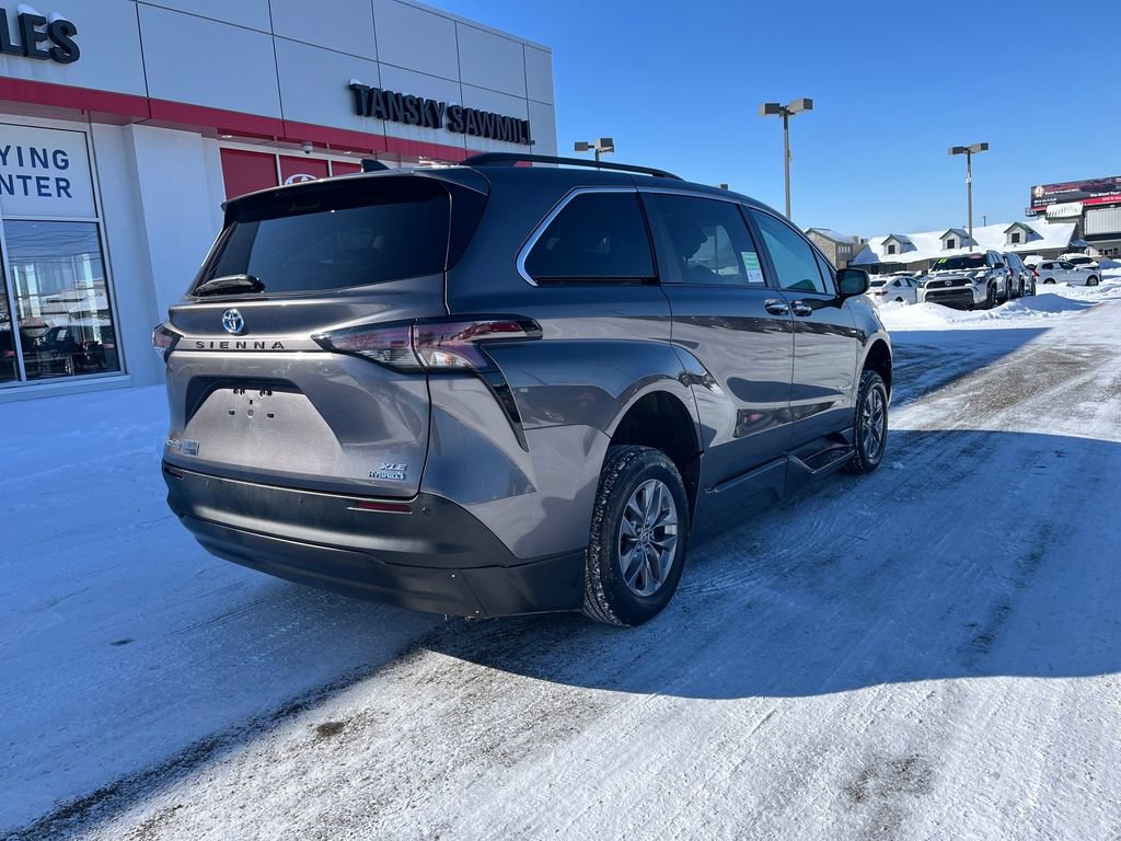 Used 2023 Toyota Sienna XLE image 6