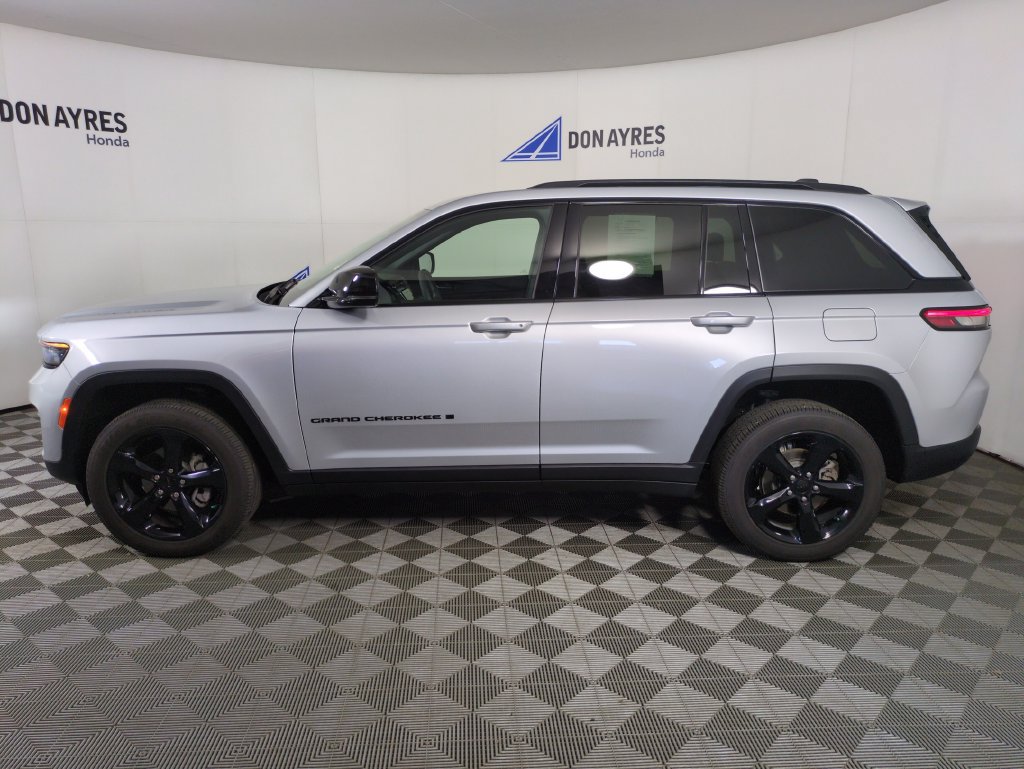 Used 2025 Jeep Grand Cherokee Altitude AWD/4WD image 2