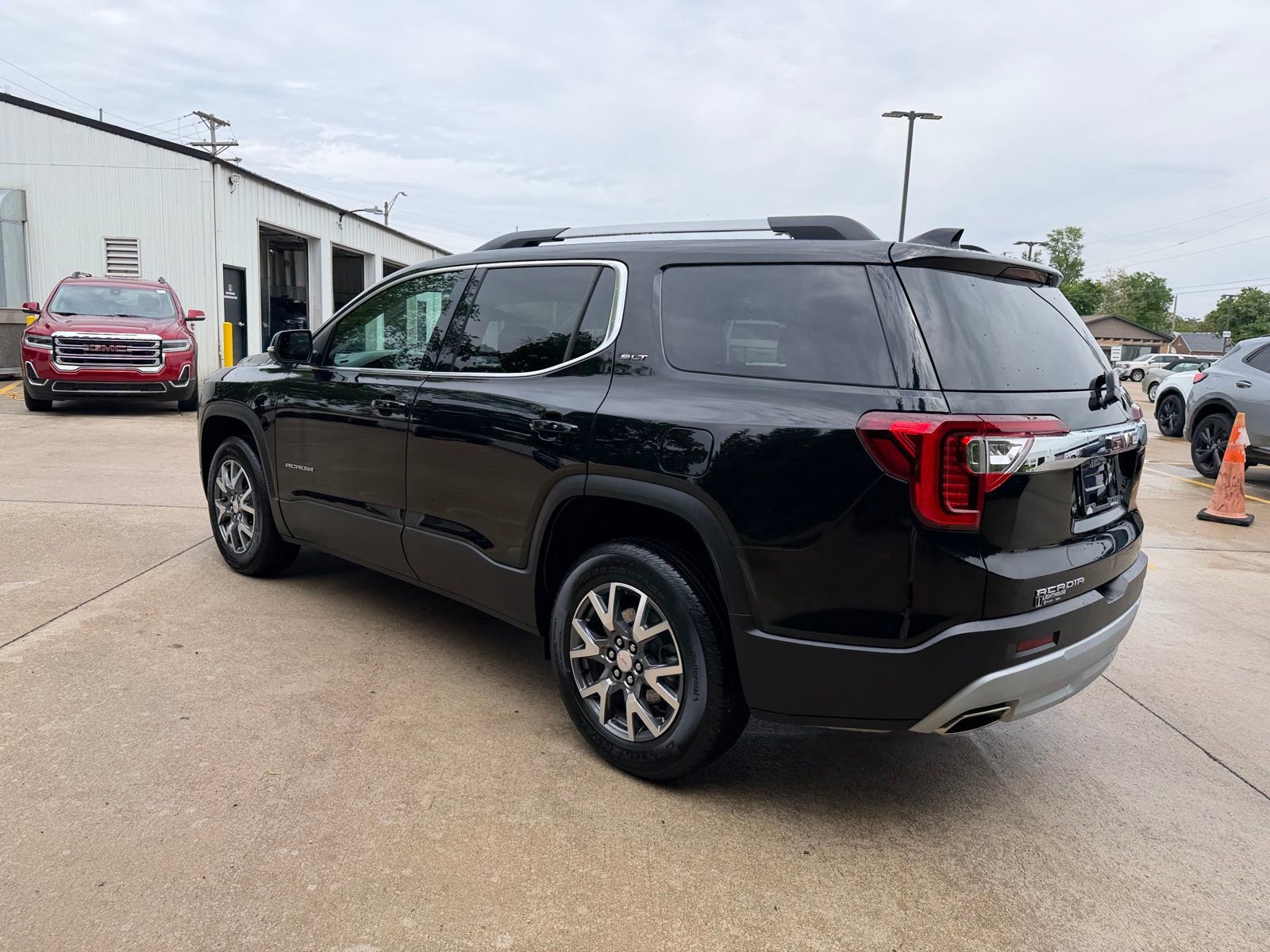 Used 2023 GMC Acadia SLT FWD image 12