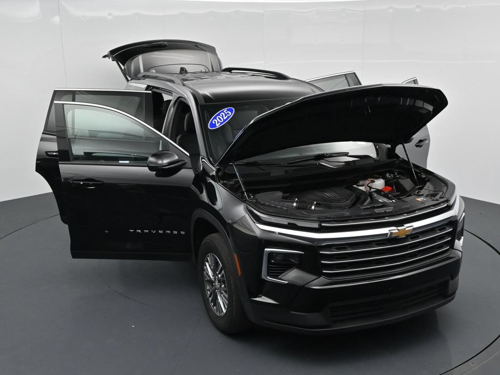 Used 2025 Chevrolet Traverse LT FWD image 34