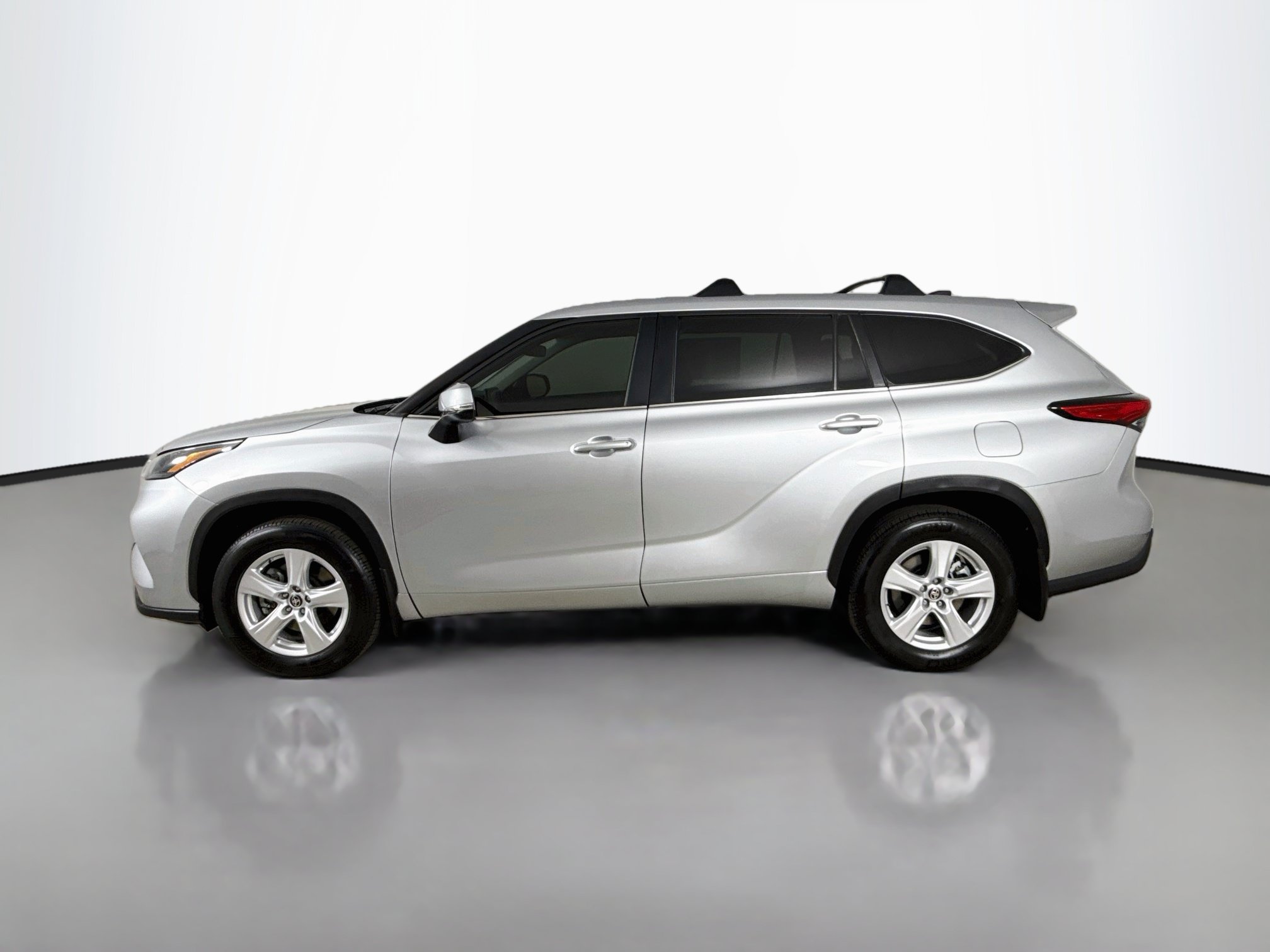 Used 2023 Toyota Highlander LE AWD/4WD image 4