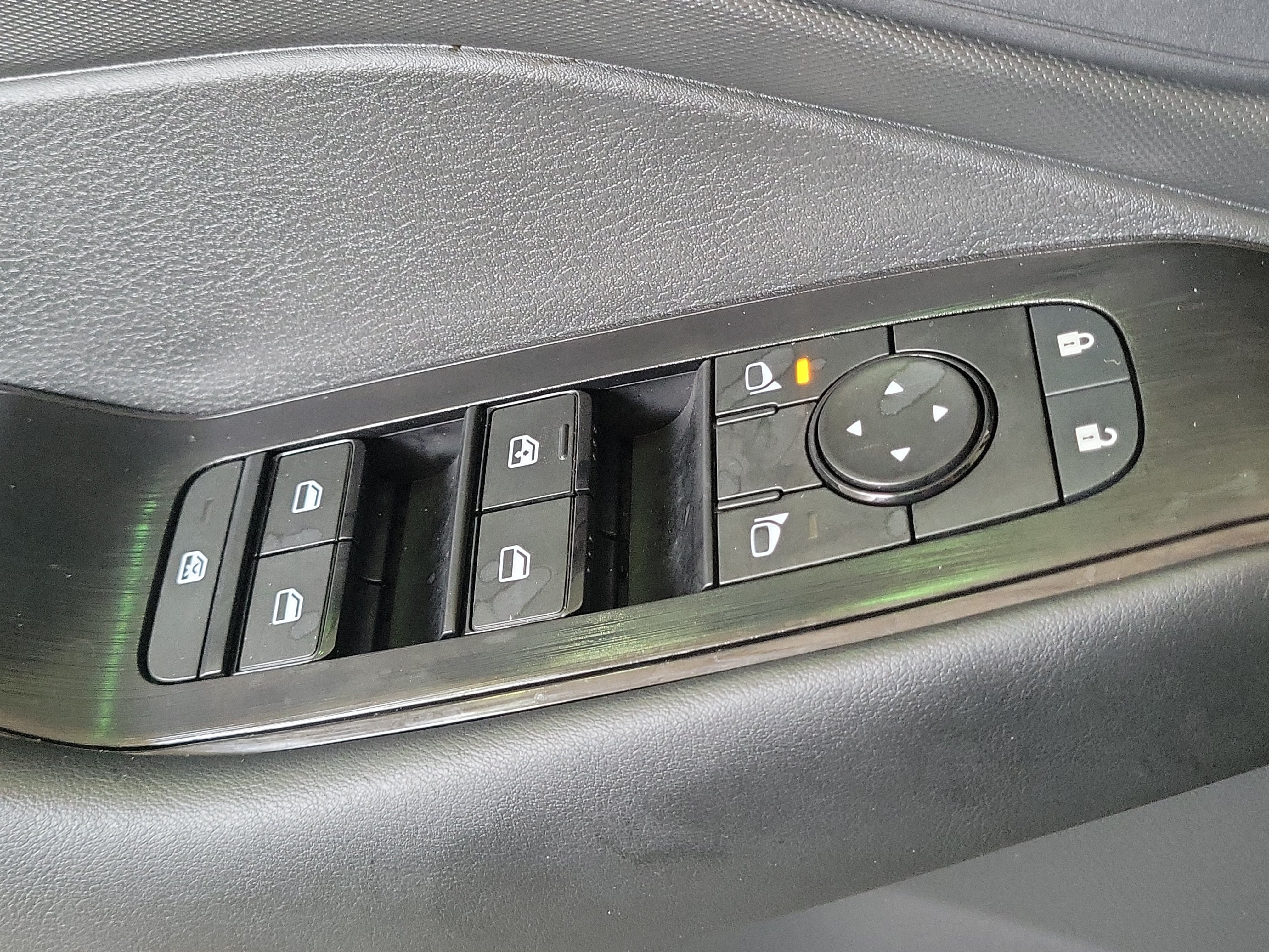 Used 2025 Nissan Rogue S FWD image 27