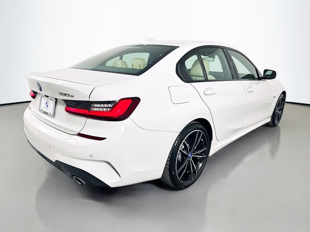 Used 2022 BMW 330e w/ M Sport Package RWD image 5