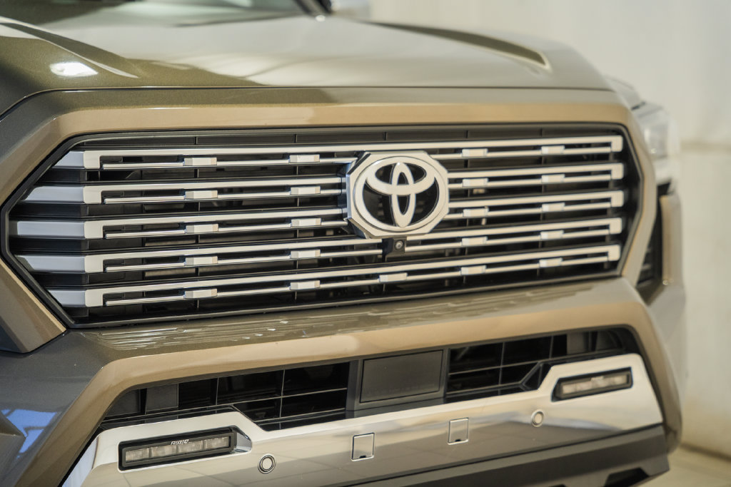 Used 2025 Toyota Tacoma Limited AWD/4WD image 11