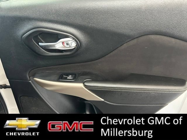 Used 2018 Jeep Cherokee Latitude w/ Altitude Package AWD/4WD image 27