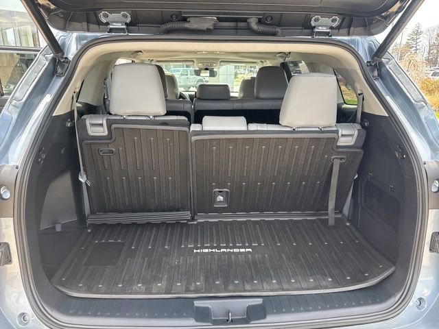 Used 2022 Toyota Highlander XLE AWD/4WD image 32