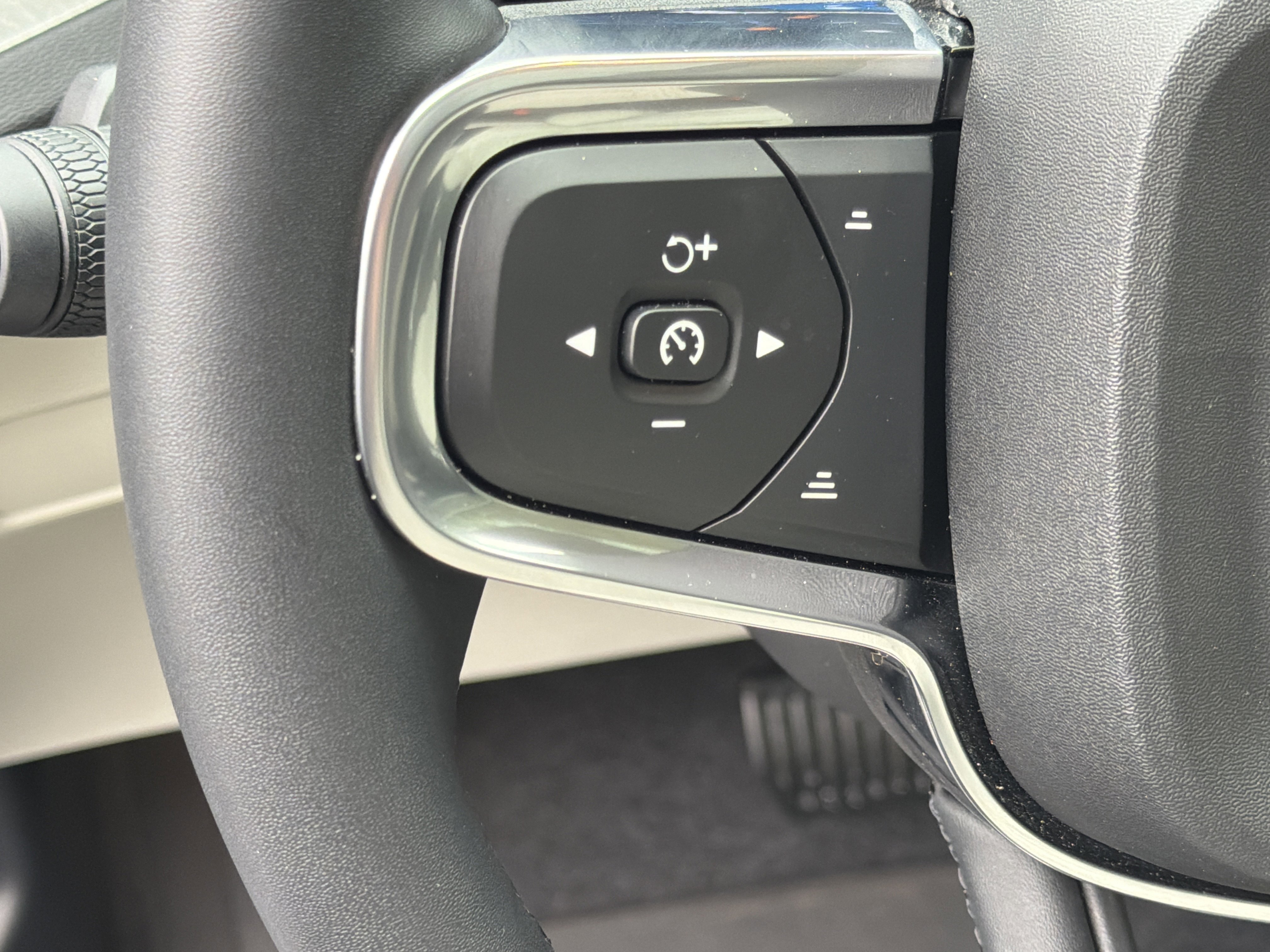 Used 2026 Volvo XC40 B5 Plus w/ Protection Package Premier image 56