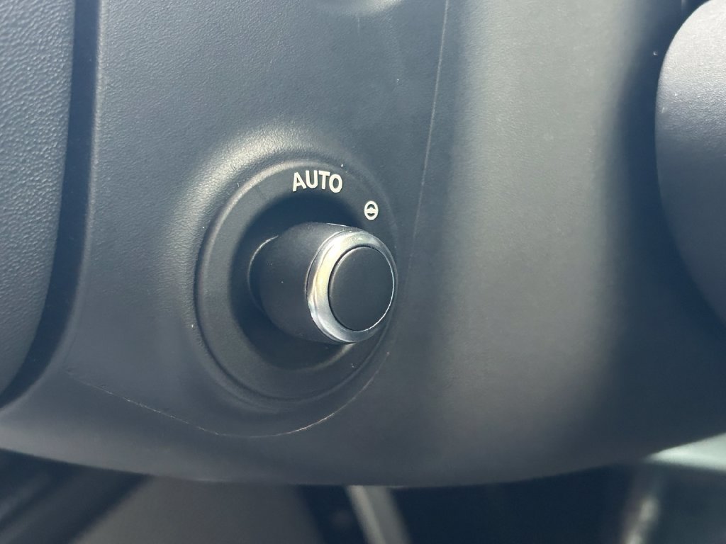 Used 2024 Land Rover Defender 130 X-Dynamic SE AWD/4WD image 31