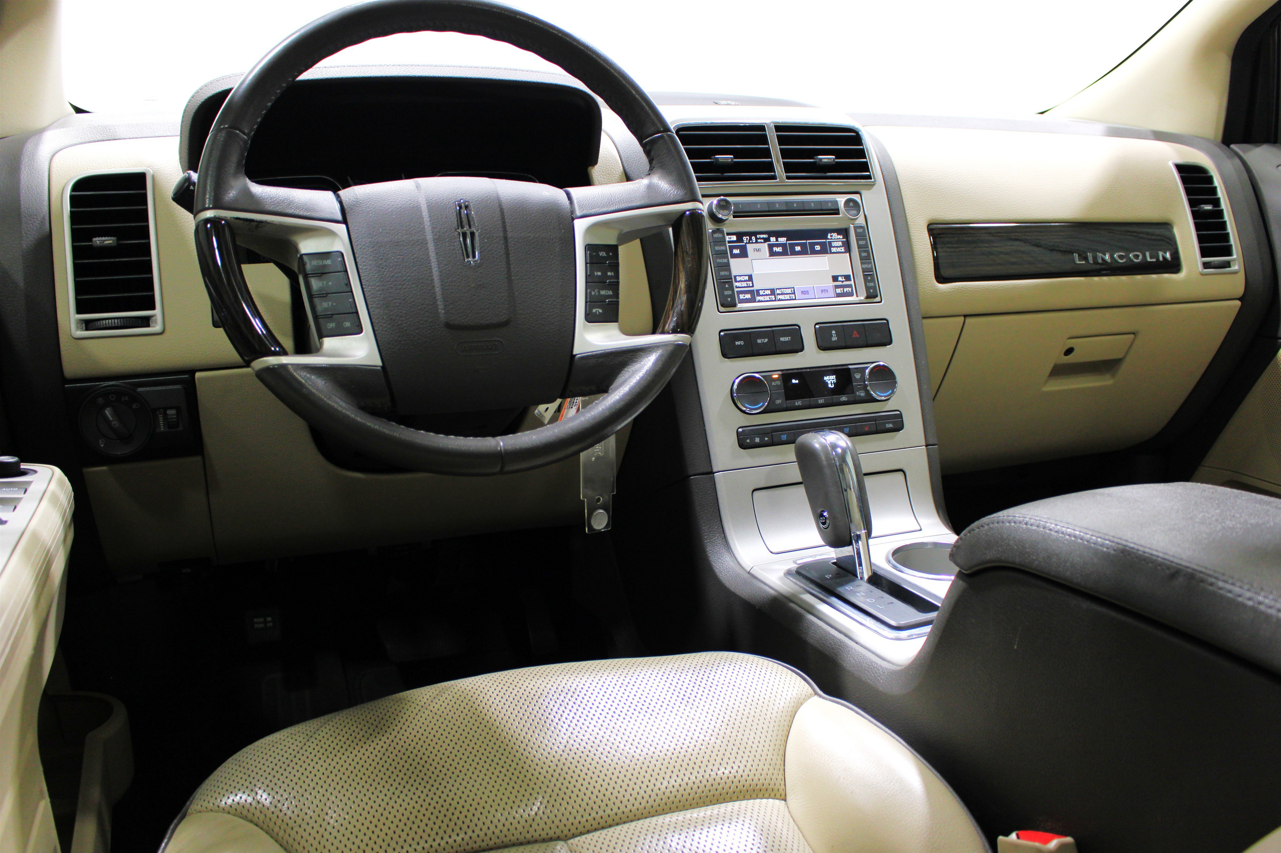 Used 2008 Lincoln MKX AWD image 2
