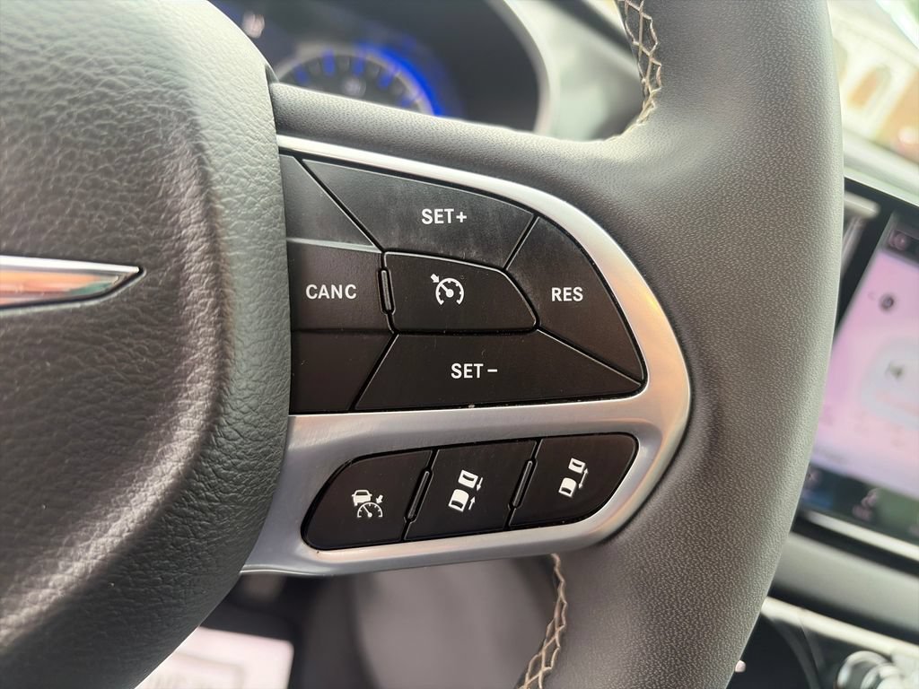 Used 2025 Chrysler Pacifica Select FWD image 34