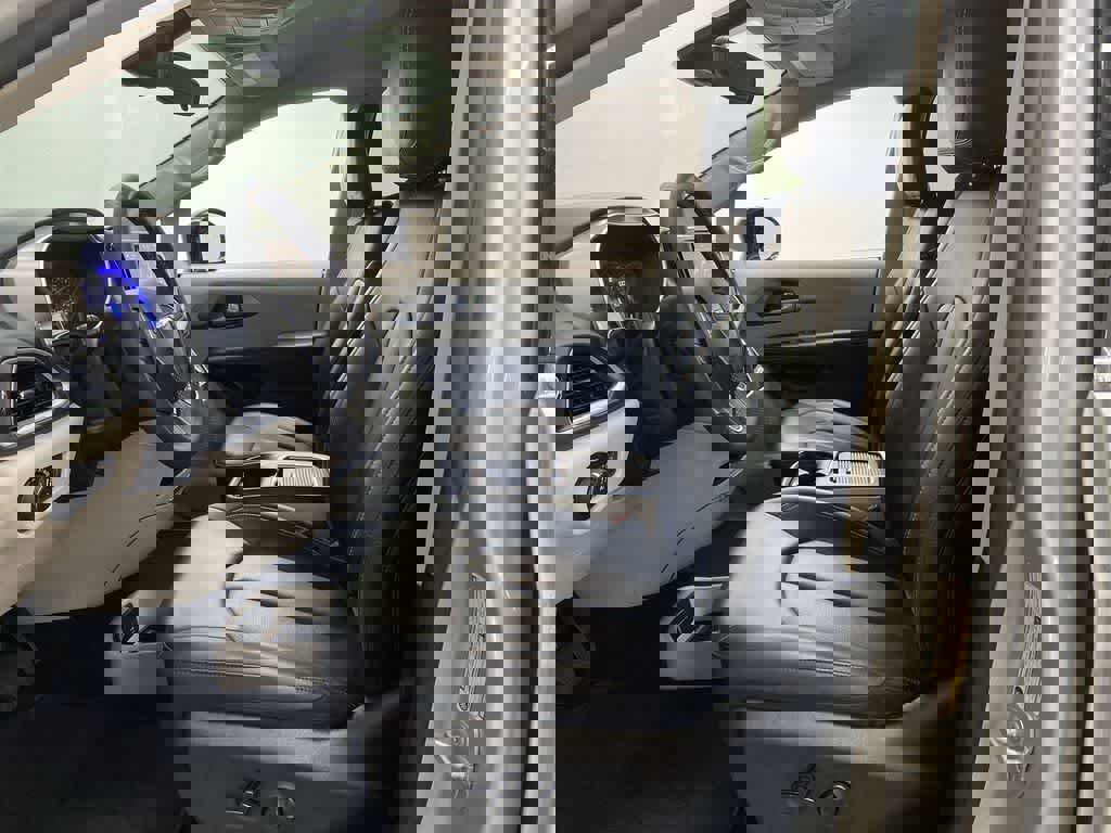 Used 2024 Chrysler Pacifica Touring-L image 13