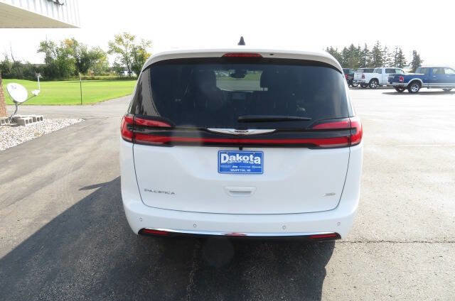 New 2026 Chrysler Pacifica Select image 8