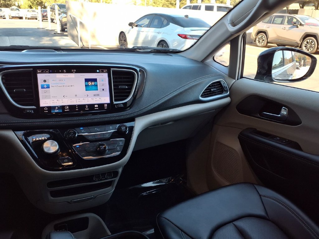 Used 2024 Chrysler Pacifica Limited FWD image 24