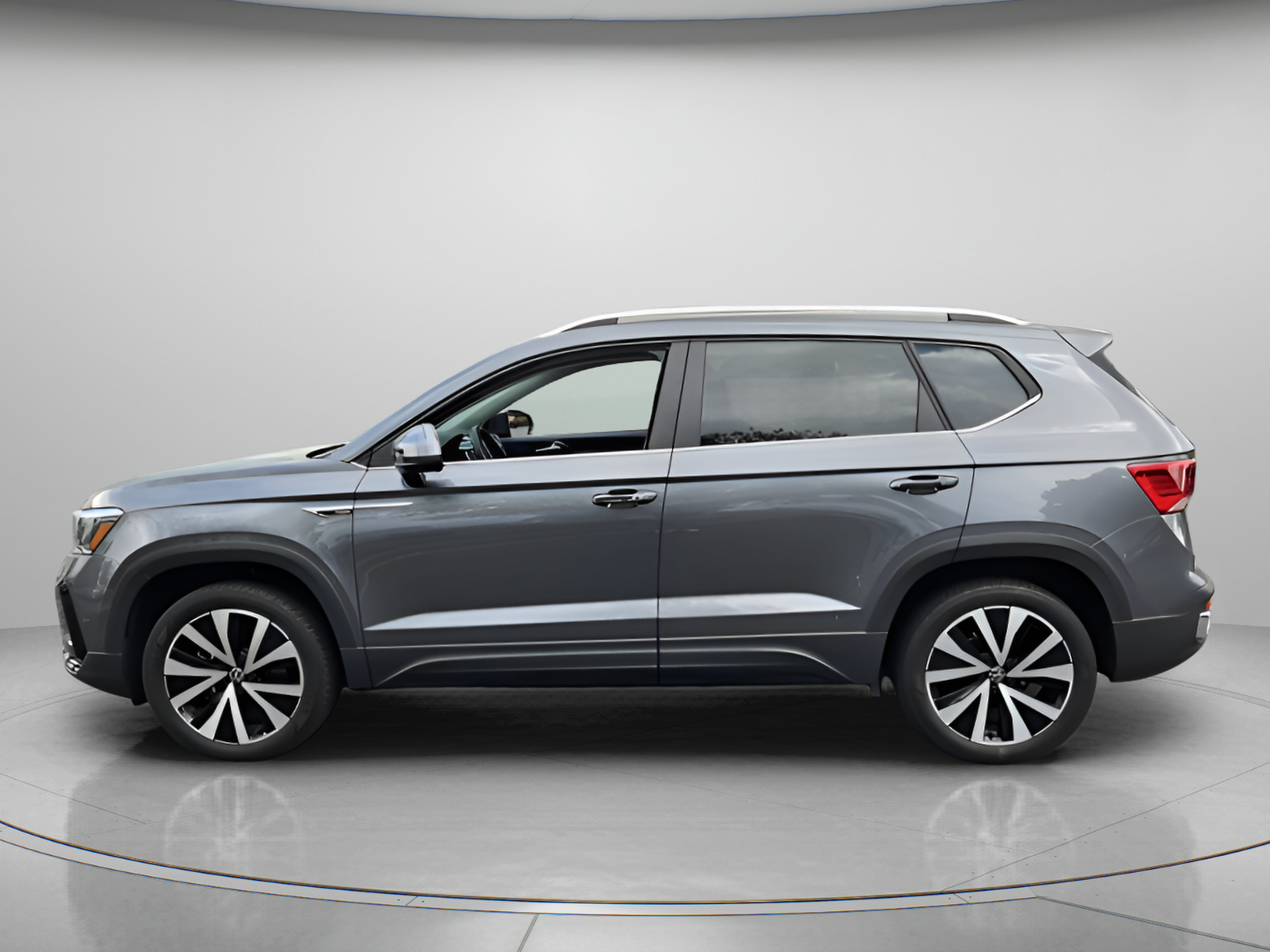 Used 2022 Volkswagen Taos SE FWD image 2
