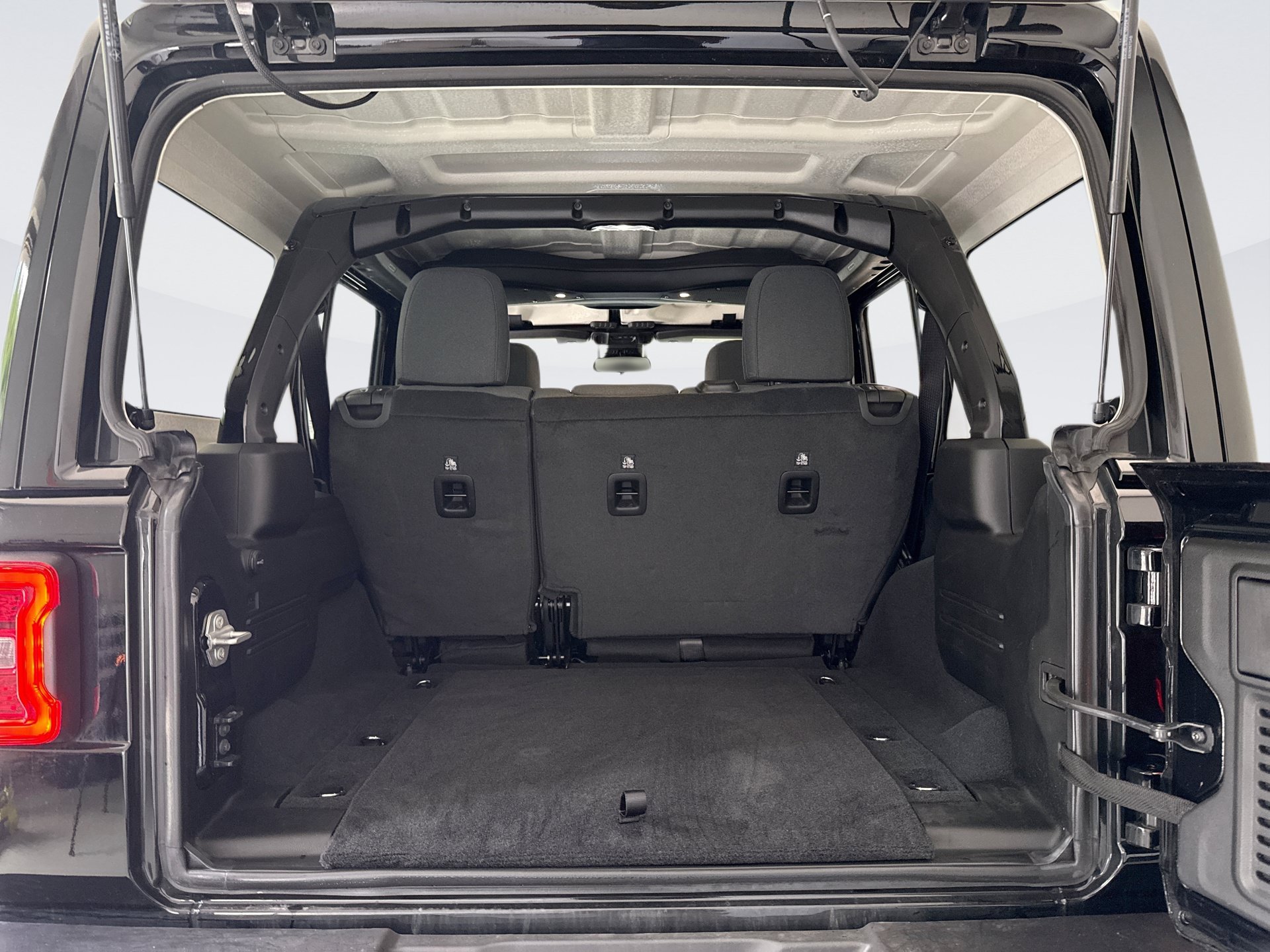 Used 2024 Jeep Wrangler Unlimited Sahara AWD/4WD image 18