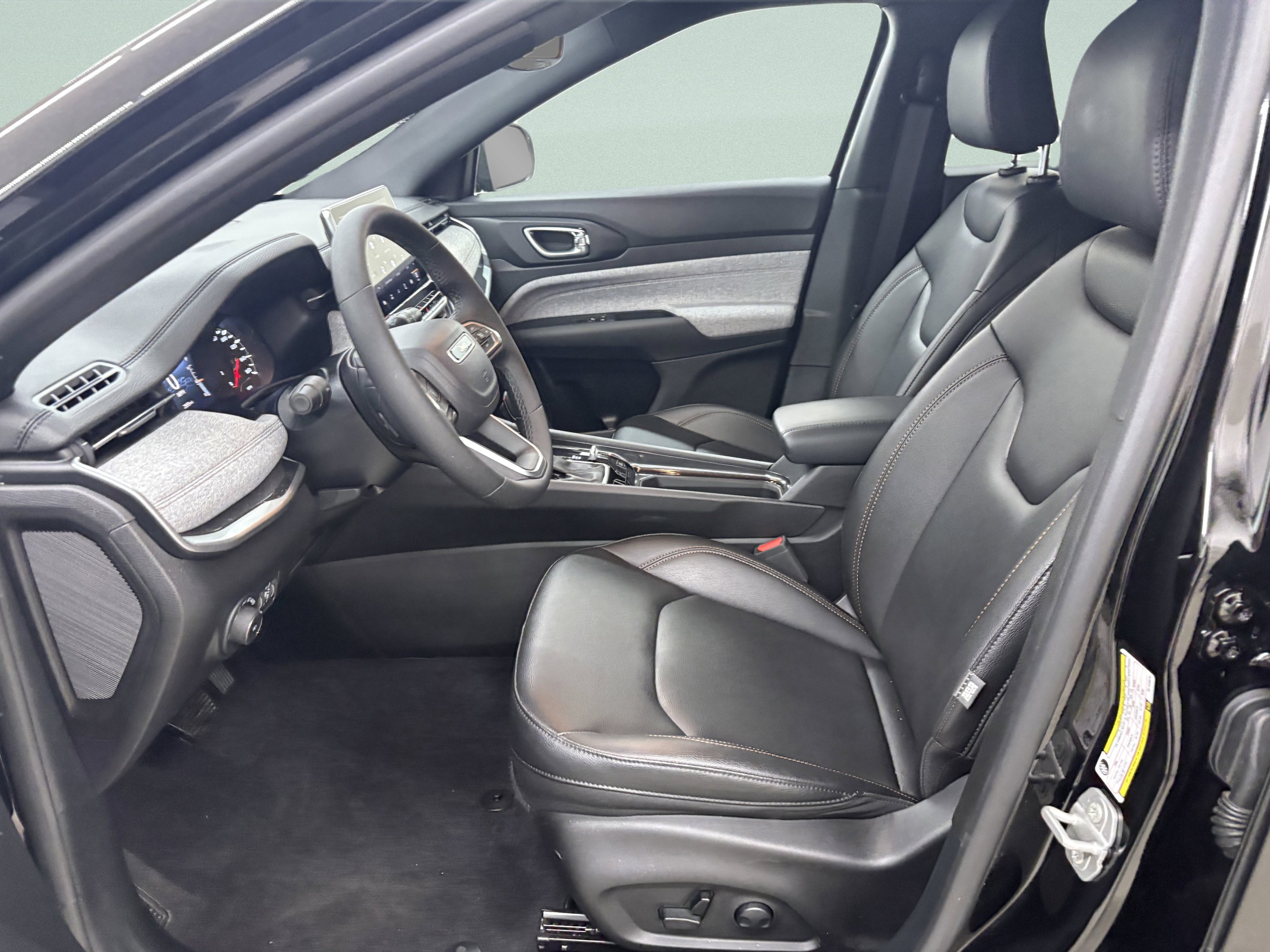 Used 2024 Jeep Compass Latitude image 13