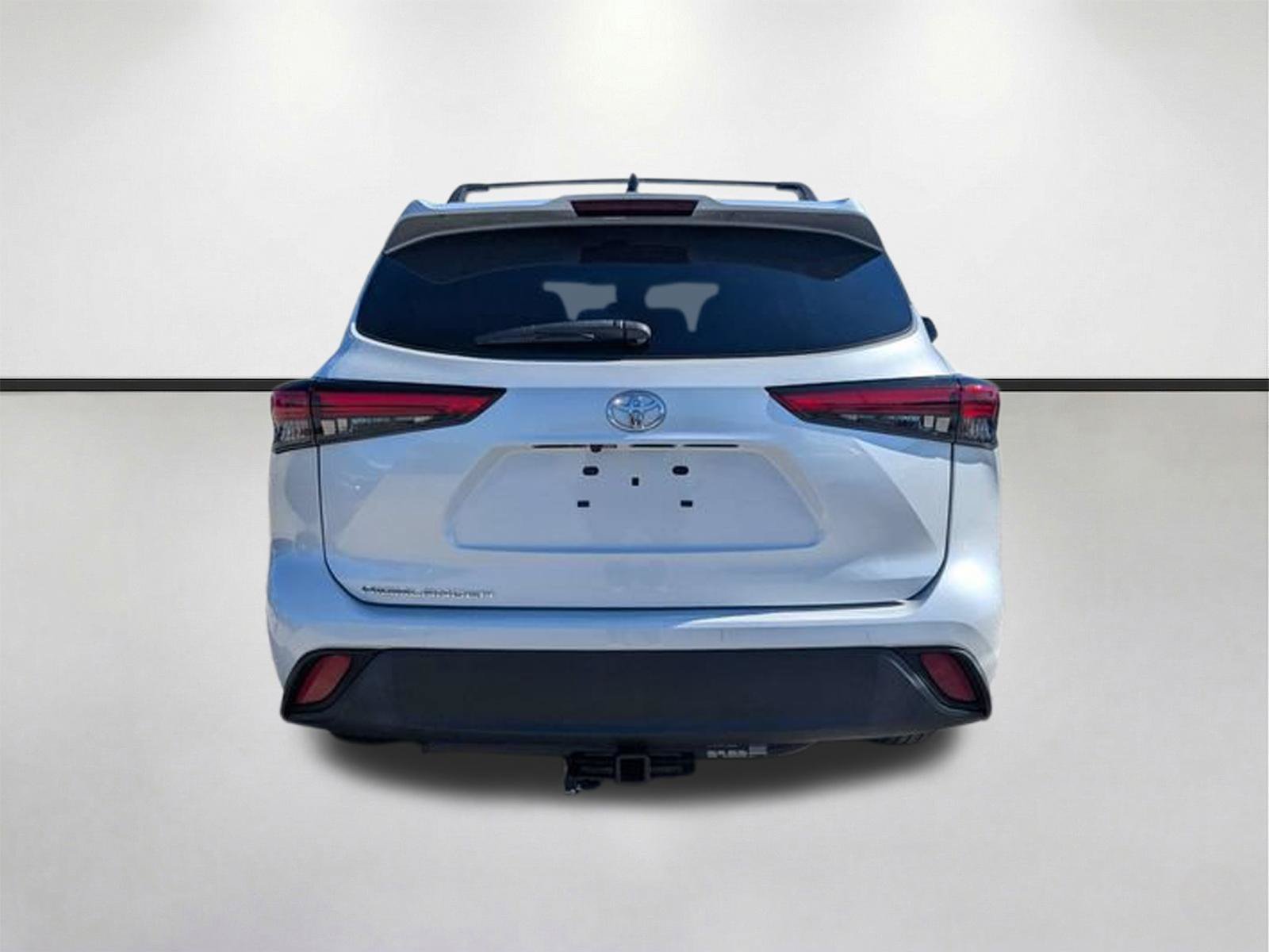 Used 2022 Toyota Highlander L FWD image 3