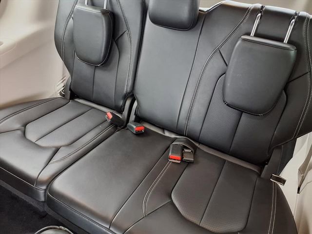 Used 2024 Chrysler Pacifica Touring-L image 8