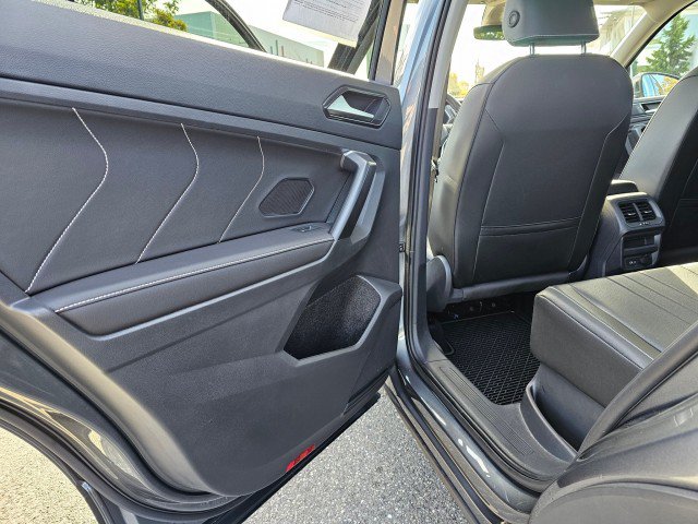 Used 2024 Volkswagen Tiguan SE w/ Panoramic Sunroof Package AWD/4WD image 27