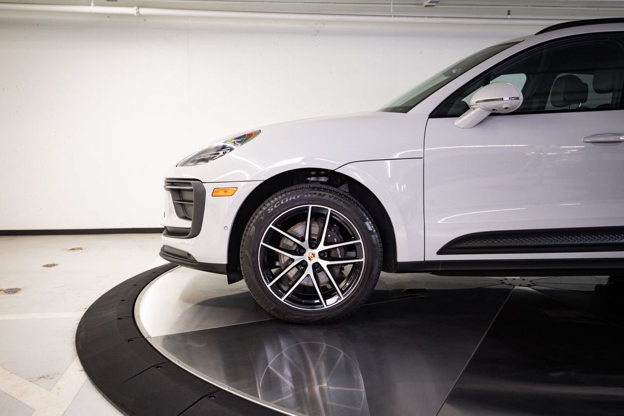 Certified 2023 Porsche Macan AWD/4WD image 11