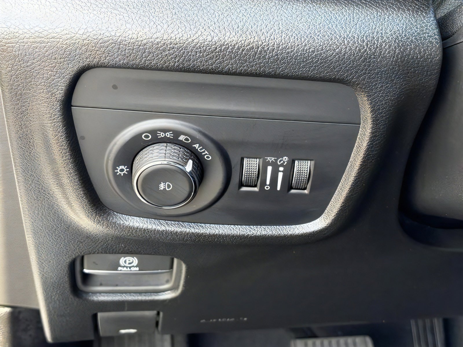 Used 2025 Jeep Grand Cherokee Limited w/ Luxury Tech Group II RWD image 18